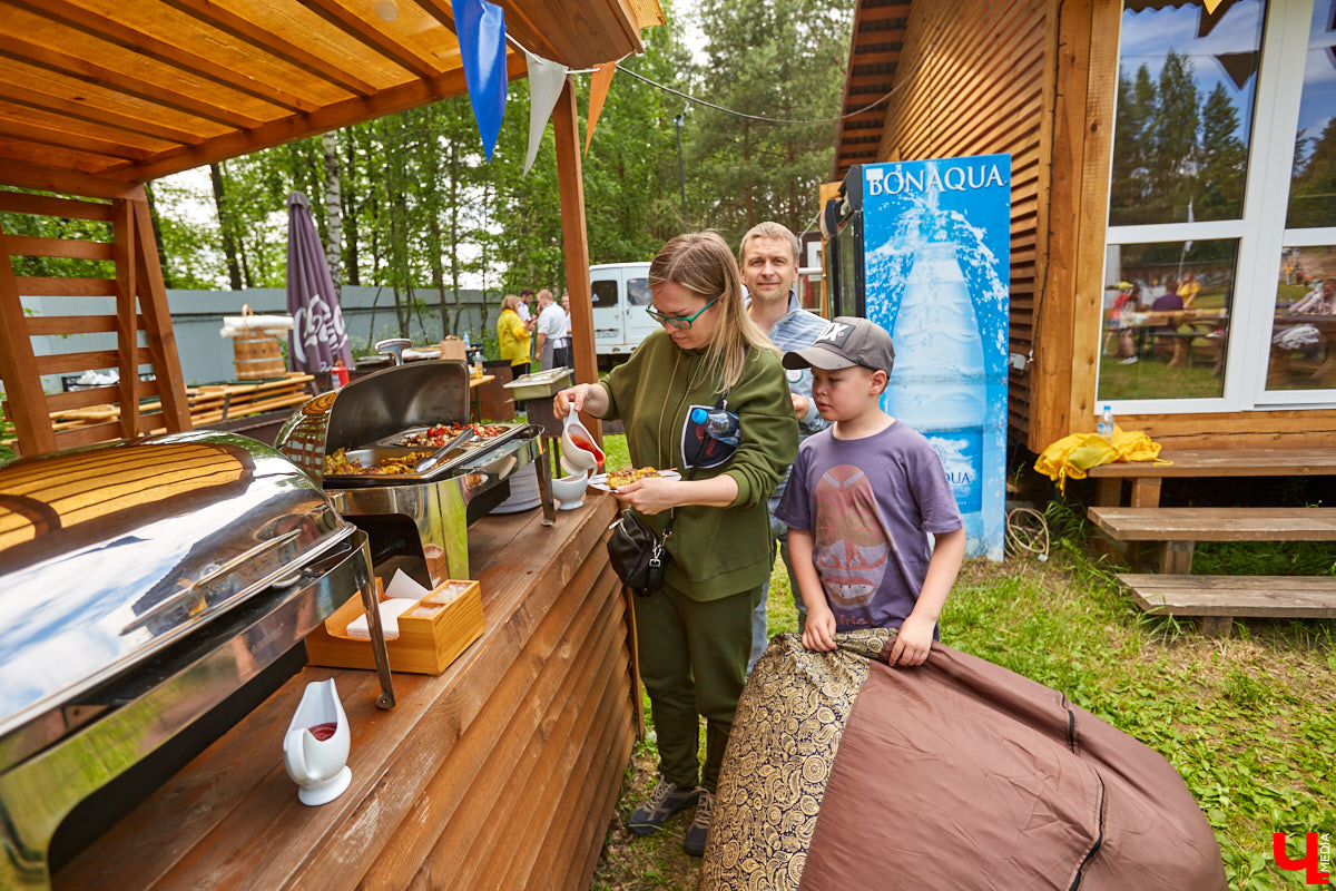 5 июня в «ВеЛесе» отлично отметили Всемирный день окружающей среды — провели фестиваль «Чистое озеро». Начали с субботника на берегу Запольского, закончили BBQ-вечеринкой.