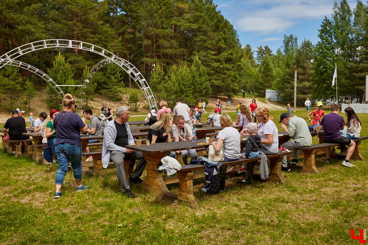 5 июня в «ВеЛесе» отлично отметили Всемирный день окружающей среды — провели фестиваль «Чистое озеро». Начали с субботника на берегу Запольского, закончили BBQ-вечеринкой.