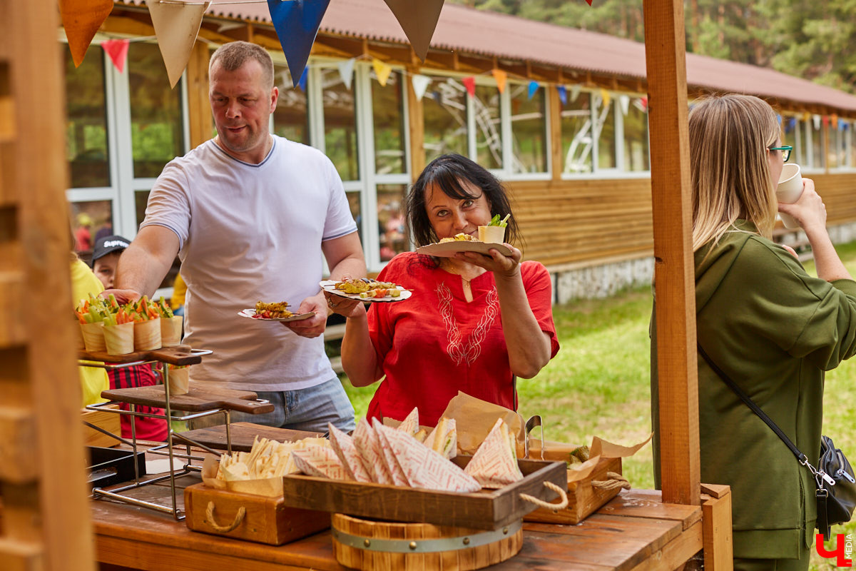 5 июня в «ВеЛесе» отлично отметили Всемирный день окружающей среды — провели фестиваль «Чистое озеро». Начали с субботника на берегу Запольского, закончили BBQ-вечеринкой.