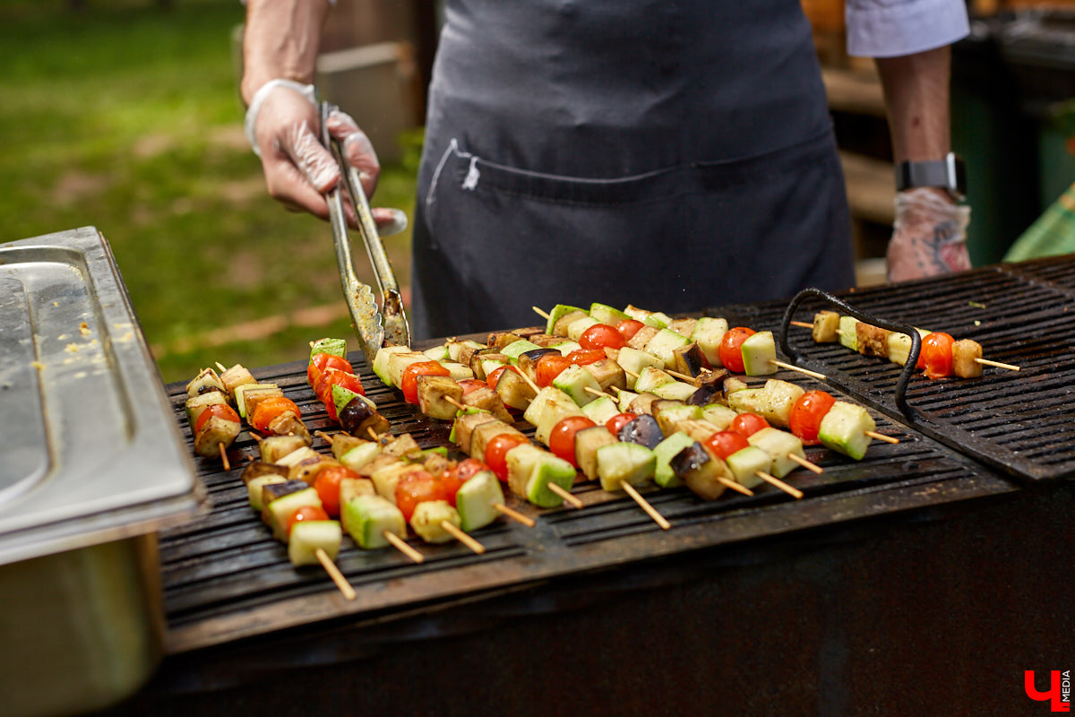 5 июня в «ВеЛесе» отлично отметили Всемирный день окружающей среды — провели фестиваль «Чистое озеро». Начали с субботника на берегу Запольского, закончили BBQ-вечеринкой.