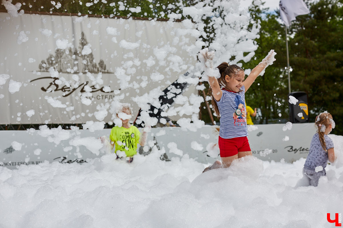 5 июня в «ВеЛесе» отлично отметили Всемирный день окружающей среды — провели фестиваль «Чистое озеро». Начали с субботника на берегу Запольского, закончили BBQ-вечеринкой.