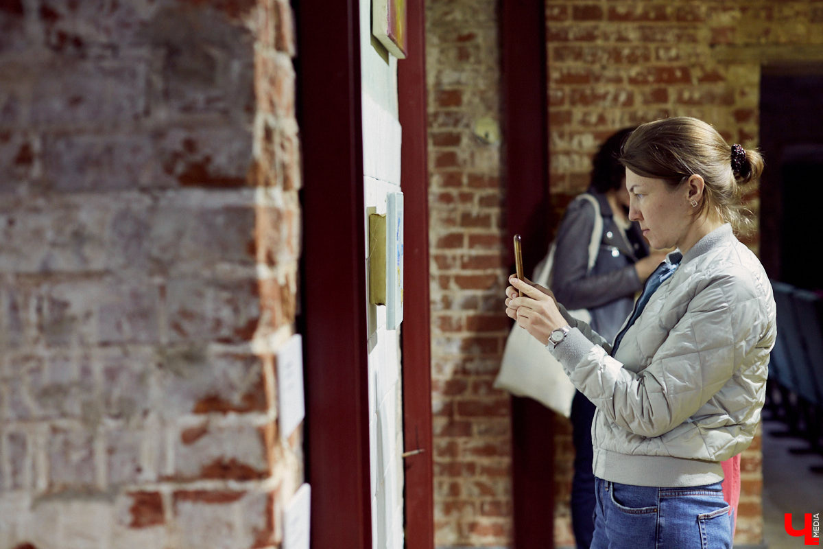 Поющий гобелен, неизвестная миру техника utugami, вышитые картины и вязаные дорожные знаки - все это экспонаты выставки современного текстиля «Закулисье».