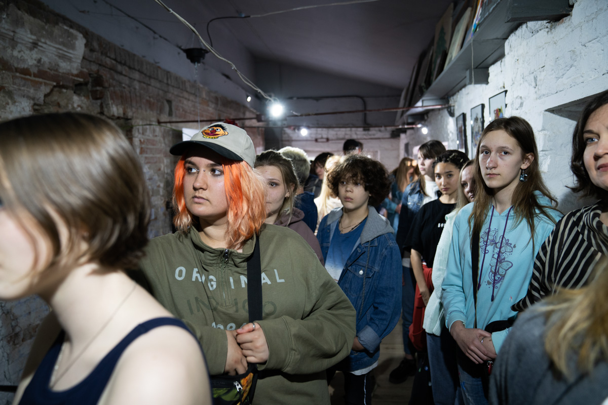 Поющий гобелен, неизвестная миру техника utugami, вышитые картины и вязаные дорожные знаки - все это экспонаты выставки современного текстиля «Закулисье».