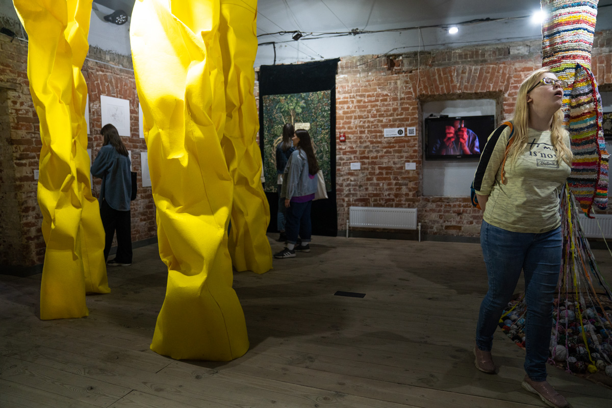 Поющий гобелен, неизвестная миру техника utugami, вышитые картины и вязаные дорожные знаки - все это экспонаты выставки современного текстиля «Закулисье».