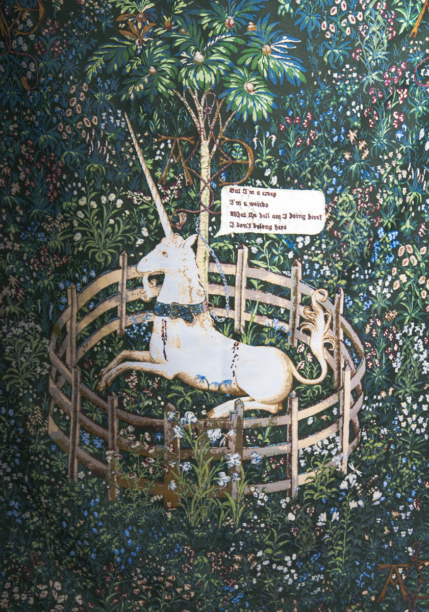 Поющий гобелен, неизвестная миру техника utugami, вышитые картины и вязаные дорожные знаки - все это экспонаты выставки современного текстиля «Закулисье».