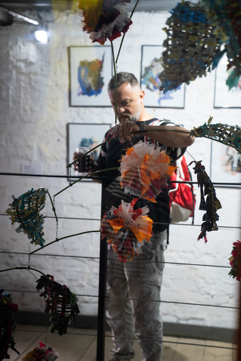 Поющий гобелен, неизвестная миру техника utugami, вышитые картины и вязаные дорожные знаки - все это экспонаты выставки современного текстиля «Закулисье».