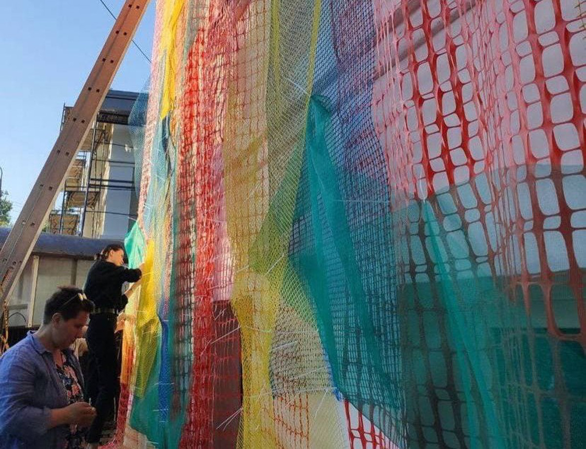 Поющий гобелен, неизвестная миру техника utugami, вышитые картины и вязаные дорожные знаки - все это экспонаты выставки современного текстиля «Закулисье».