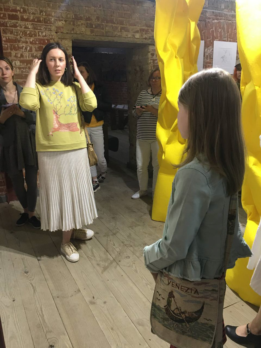 Поющий гобелен, неизвестная миру техника utugami, вышитые картины и вязаные дорожные знаки - все это экспонаты выставки современного текстиля «Закулисье».