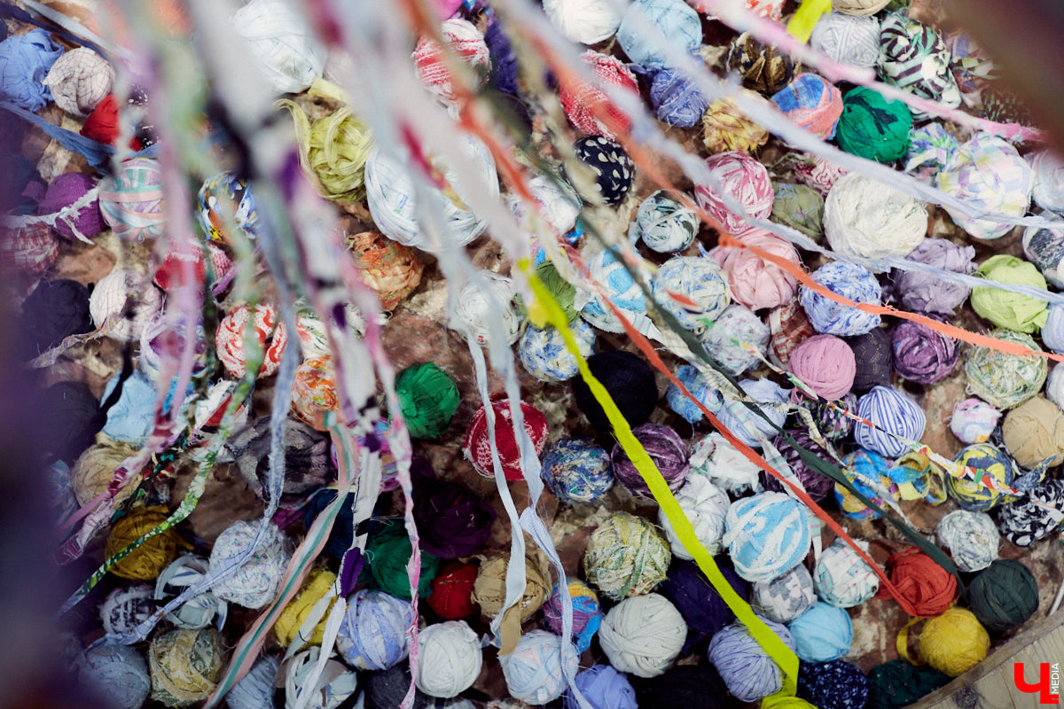 Поющий гобелен, неизвестная миру техника utugami, вышитые картины и вязаные дорожные знаки - все это экспонаты выставки современного текстиля «Закулисье».