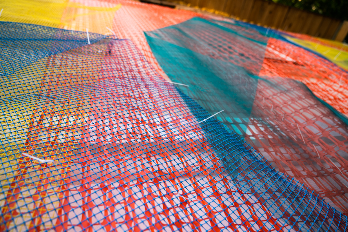 Поющий гобелен, неизвестная миру техника utugami, вышитые картины и вязаные дорожные знаки - все это экспонаты выставки современного текстиля «Закулисье».