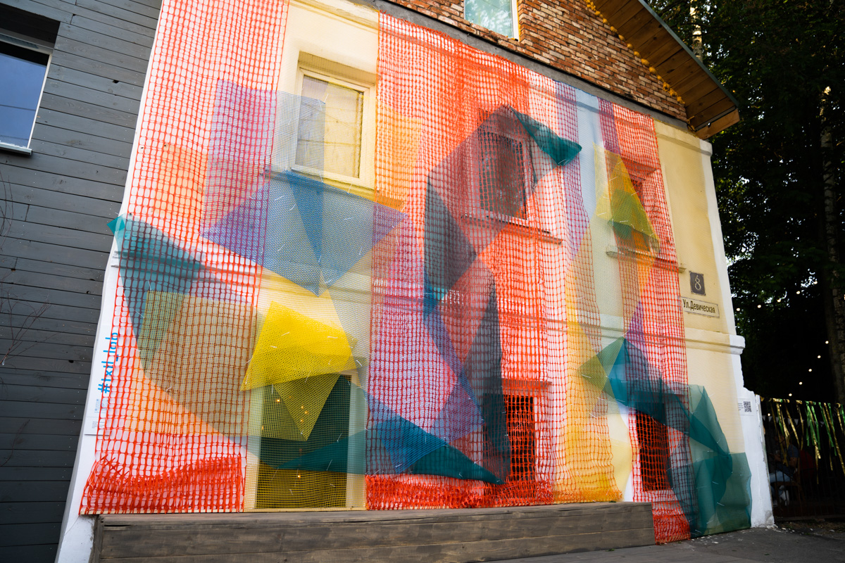 Поющий гобелен, неизвестная миру техника utugami, вышитые картины и вязаные дорожные знаки - все это экспонаты выставки современного текстиля «Закулисье».