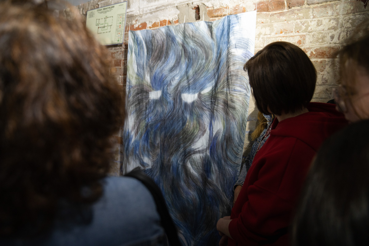 Поющий гобелен, неизвестная миру техника utugami, вышитые картины и вязаные дорожные знаки - все это экспонаты выставки современного текстиля «Закулисье».