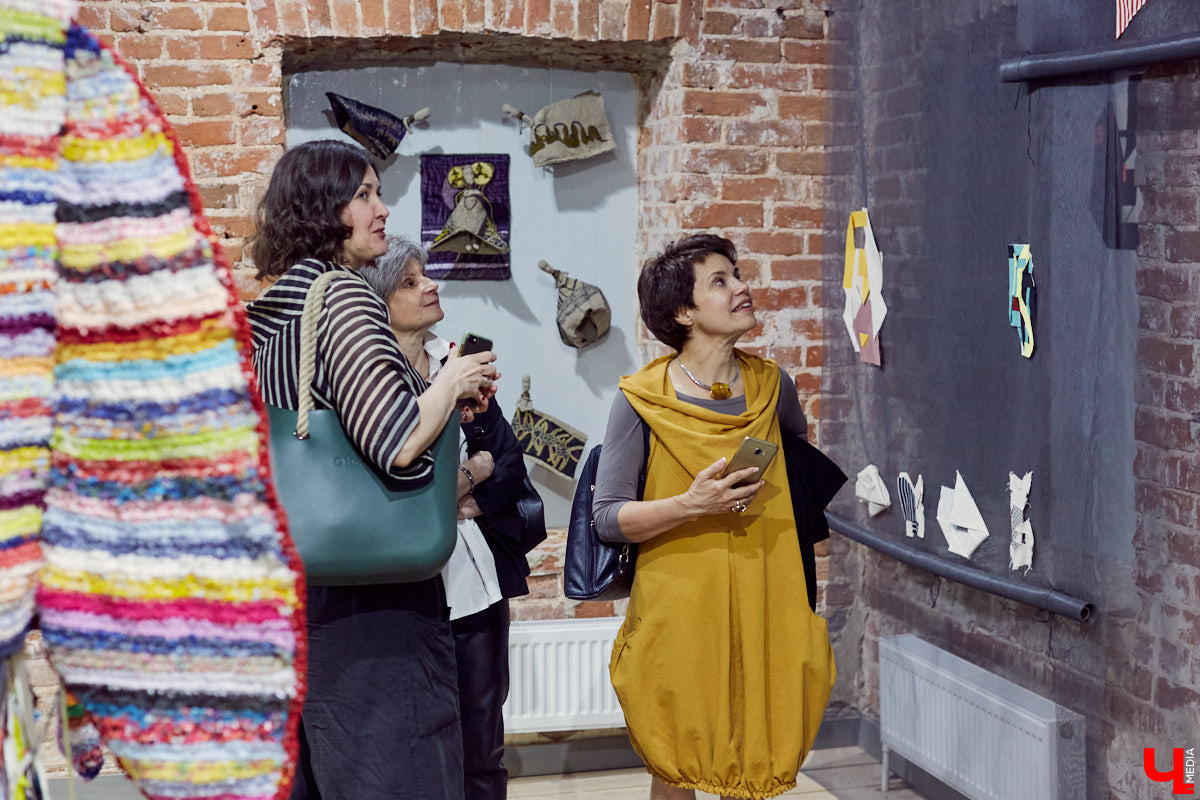 Поющий гобелен, неизвестная миру техника utugami, вышитые картины и вязаные дорожные знаки - все это экспонаты выставки современного текстиля «Закулисье».