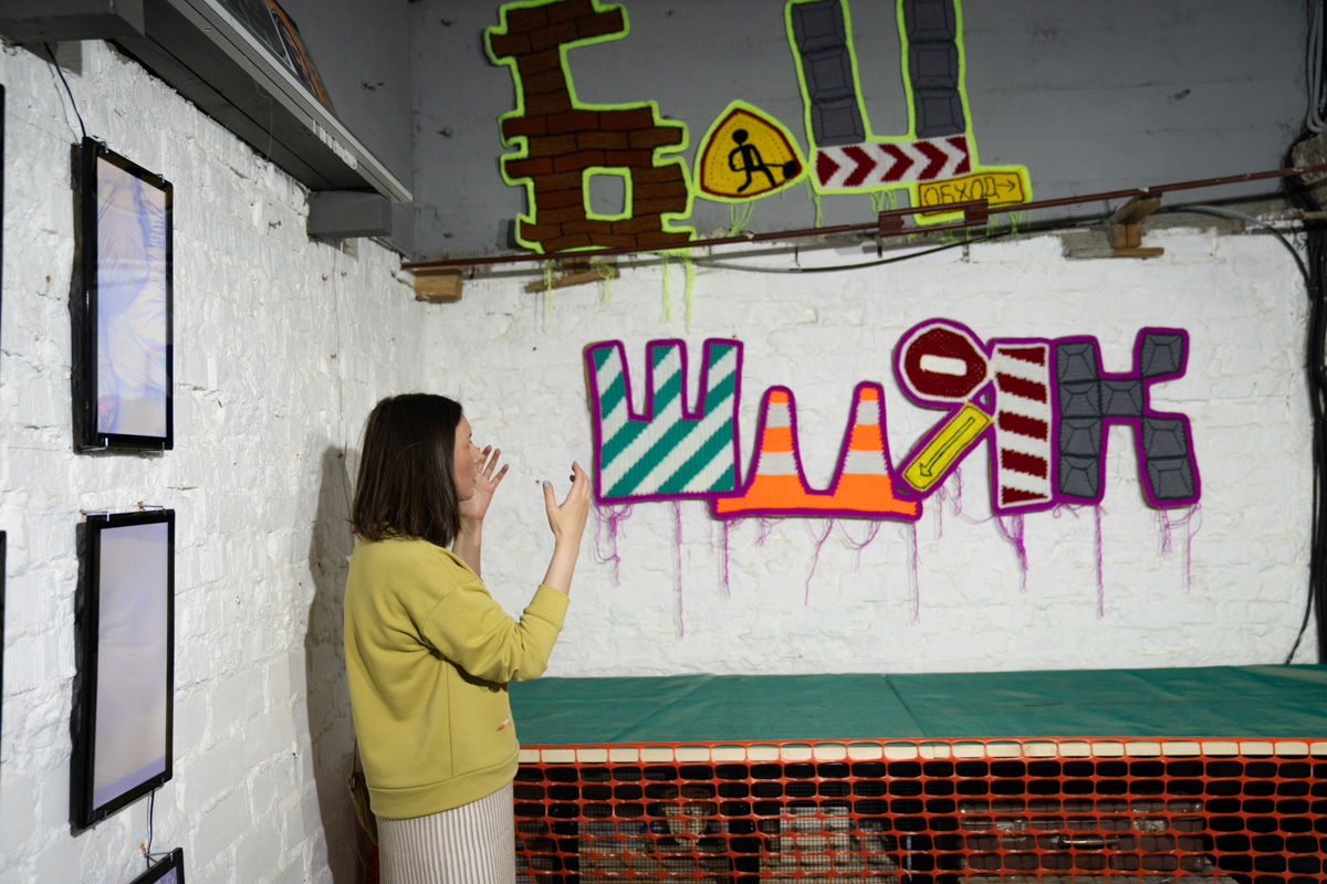 Поющий гобелен, неизвестная миру техника utugami, вышитые картины и вязаные дорожные знаки - все это экспонаты выставки современного текстиля «Закулисье».