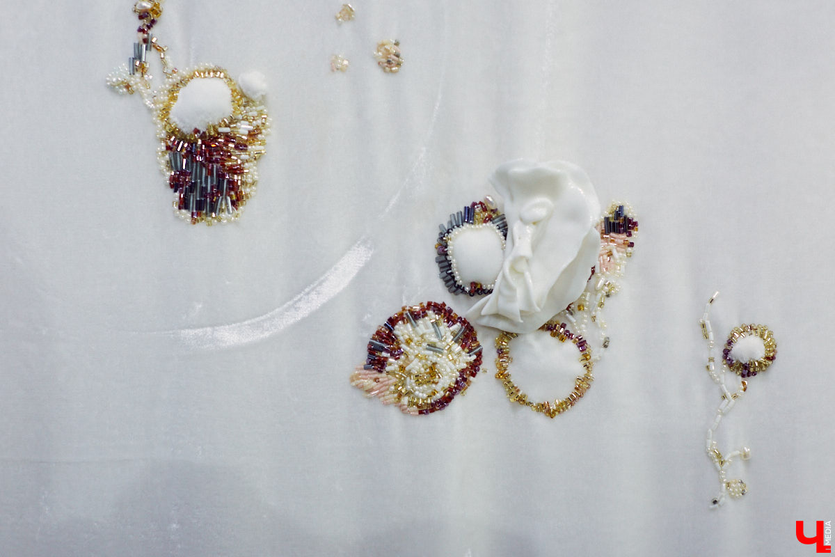 Поющий гобелен, неизвестная миру техника utugami, вышитые картины и вязаные дорожные знаки - все это экспонаты выставки современного текстиля «Закулисье».