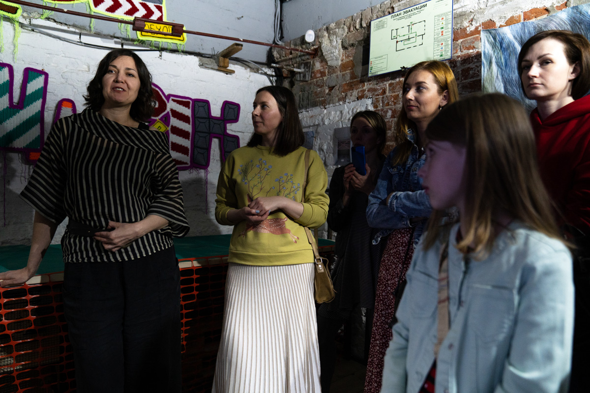 Поющий гобелен, неизвестная миру техника utugami, вышитые картины и вязаные дорожные знаки - все это экспонаты выставки современного текстиля «Закулисье».