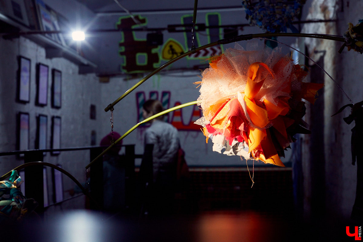 Поющий гобелен, неизвестная миру техника utugami, вышитые картины и вязаные дорожные знаки - все это экспонаты выставки современного текстиля «Закулисье».