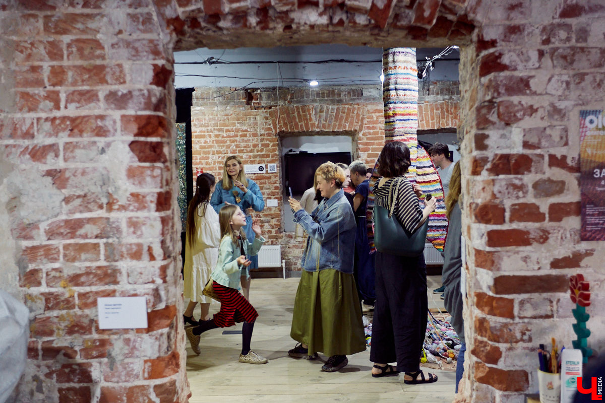 Поющий гобелен, неизвестная миру техника utugami, вышитые картины и вязаные дорожные знаки - все это экспонаты выставки современного текстиля «Закулисье».