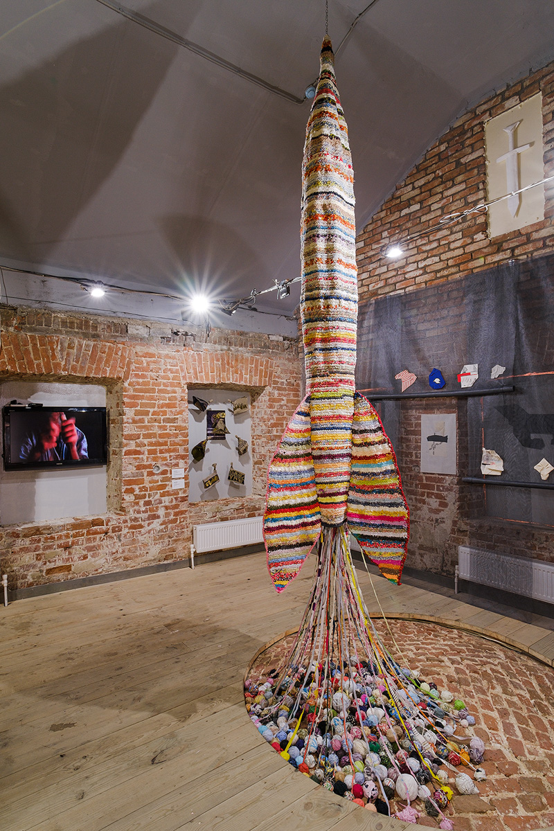 Поющий гобелен, неизвестная миру техника utugami, вышитые картины и вязаные дорожные знаки - все это экспонаты выставки современного текстиля «Закулисье».