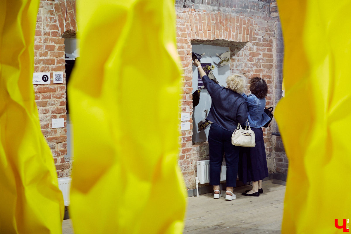 Поющий гобелен, неизвестная миру техника utugami, вышитые картины и вязаные дорожные знаки - все это экспонаты выставки современного текстиля «Закулисье».