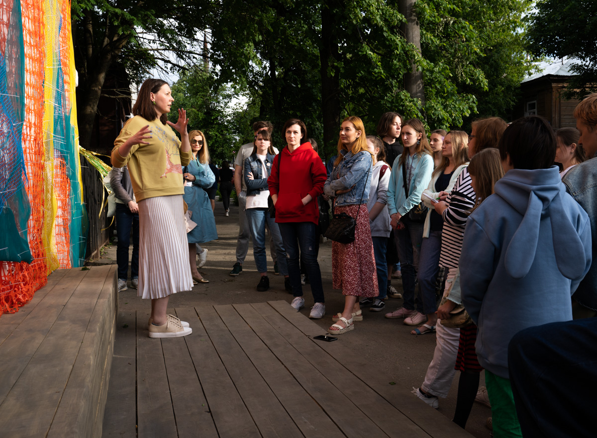 Поющий гобелен, неизвестная миру техника utugami, вышитые картины и вязаные дорожные знаки - все это экспонаты выставки современного текстиля «Закулисье».