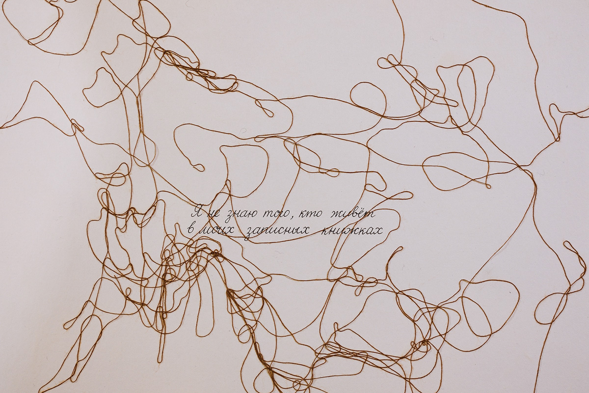 Поющий гобелен, неизвестная миру техника utugami, вышитые картины и вязаные дорожные знаки - все это экспонаты выставки современного текстиля «Закулисье».