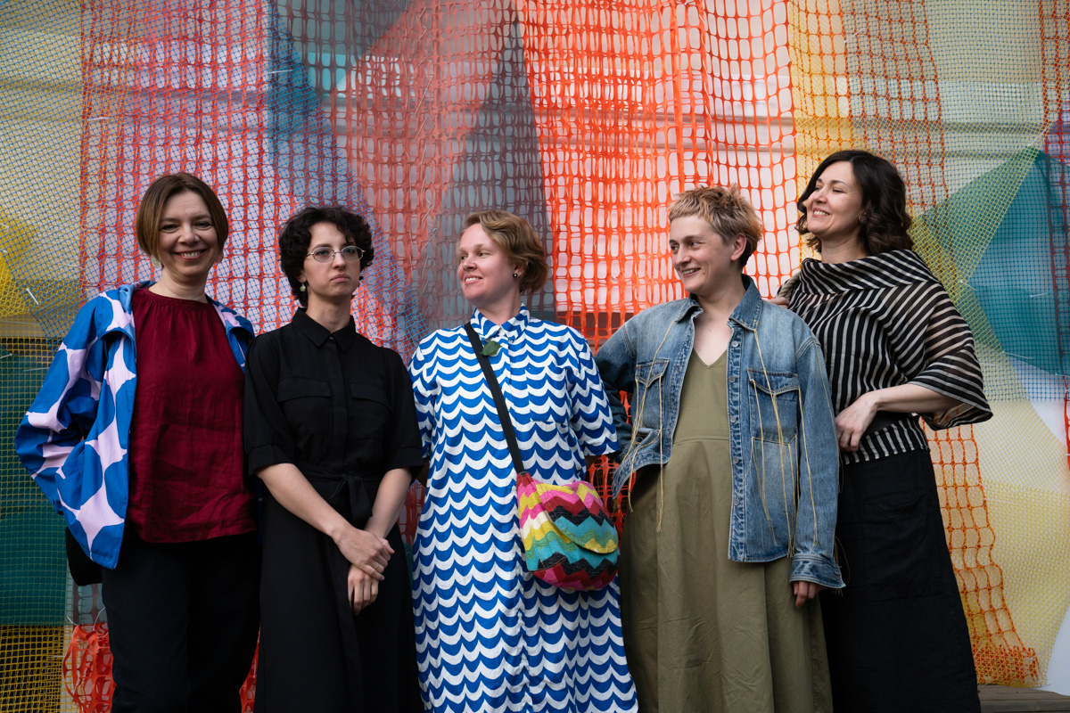 Поющий гобелен, неизвестная миру техника utugami, вышитые картины и вязаные дорожные знаки - все это экспонаты выставки современного текстиля «Закулисье».