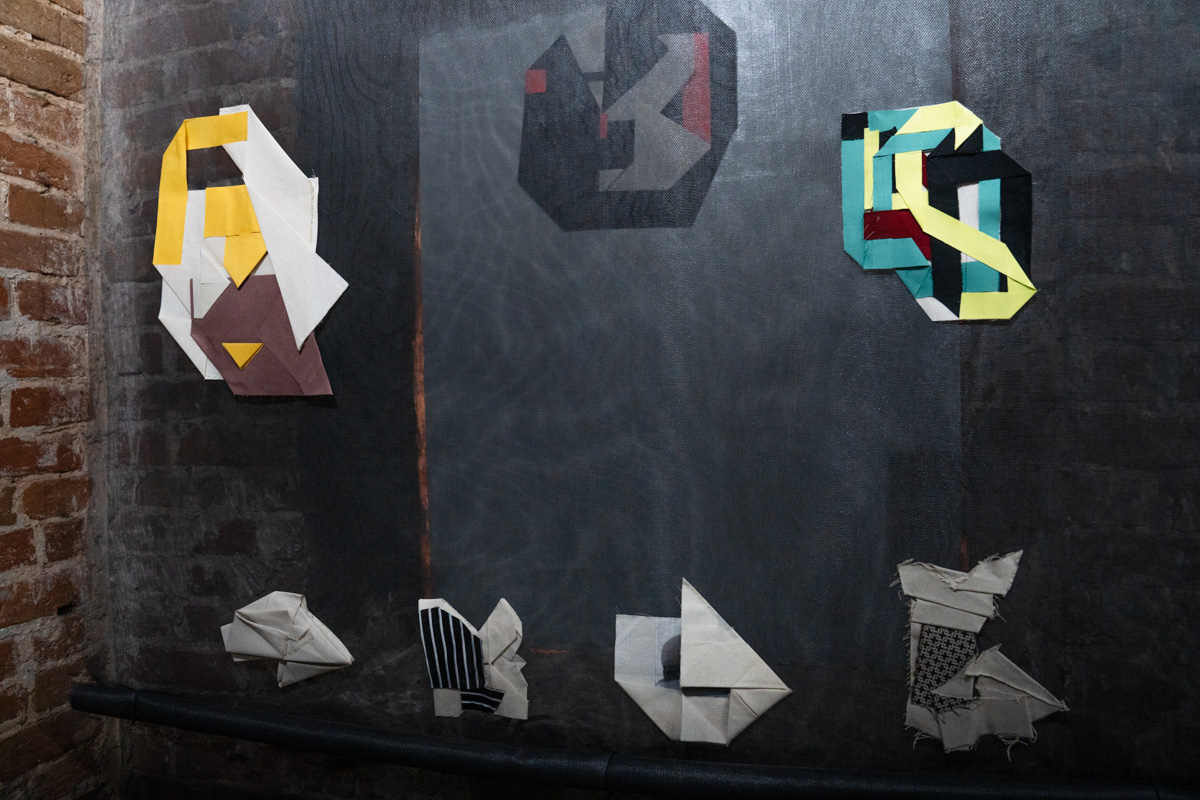 Поющий гобелен, неизвестная миру техника utugami, вышитые картины и вязаные дорожные знаки - все это экспонаты выставки современного текстиля «Закулисье».