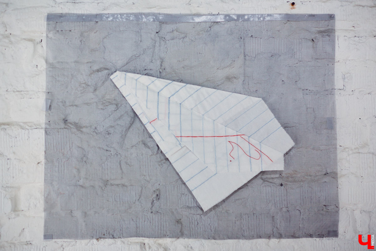 Поющий гобелен, неизвестная миру техника utugami, вышитые картины и вязаные дорожные знаки - все это экспонаты выставки современного текстиля «Закулисье».