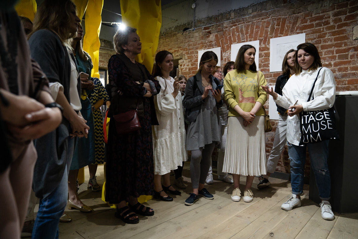 Поющий гобелен, неизвестная миру техника utugami, вышитые картины и вязаные дорожные знаки - все это экспонаты выставки современного текстиля «Закулисье».