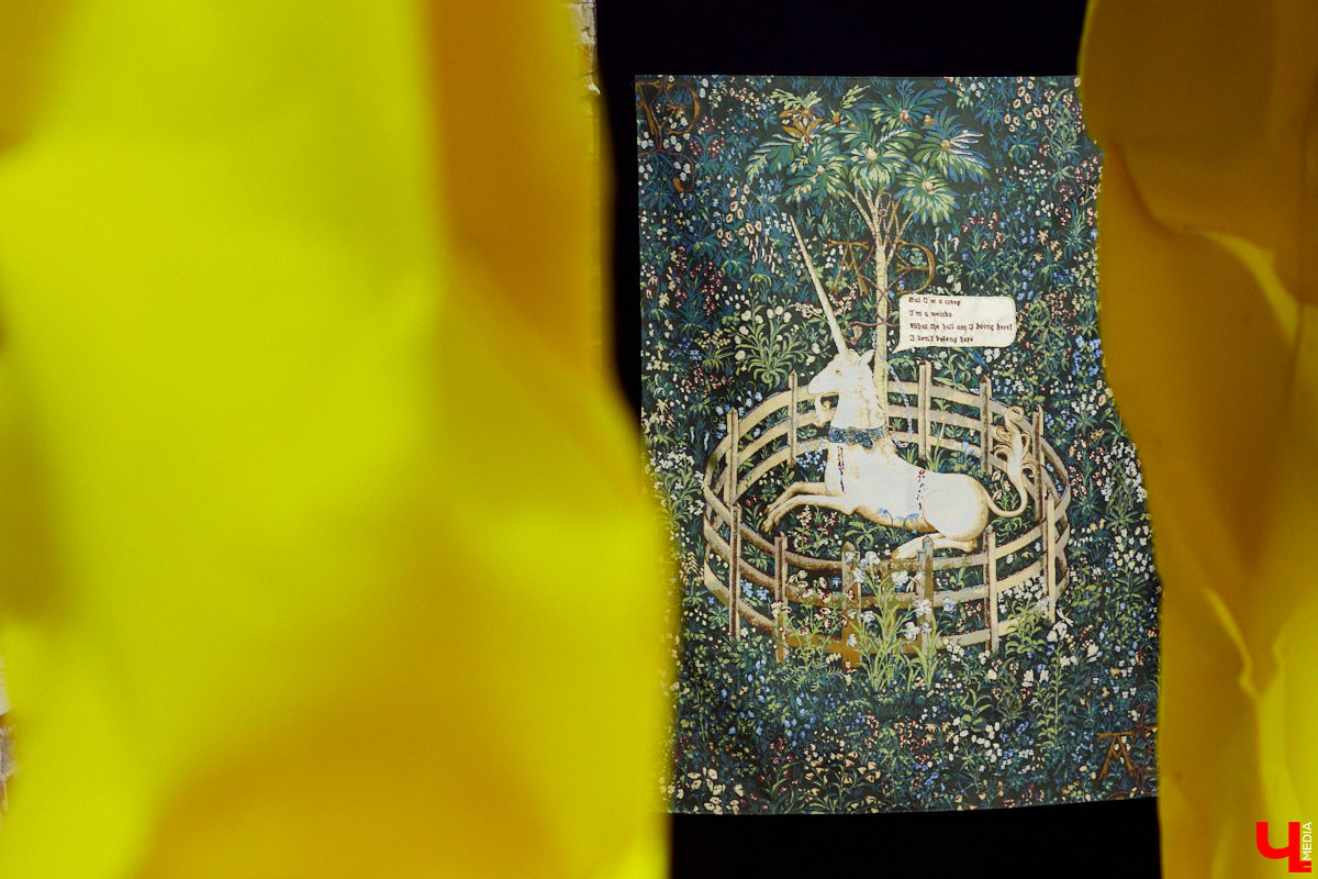 Поющий гобелен, неизвестная миру техника utugami, вышитые картины и вязаные дорожные знаки - все это экспонаты выставки современного текстиля «Закулисье».