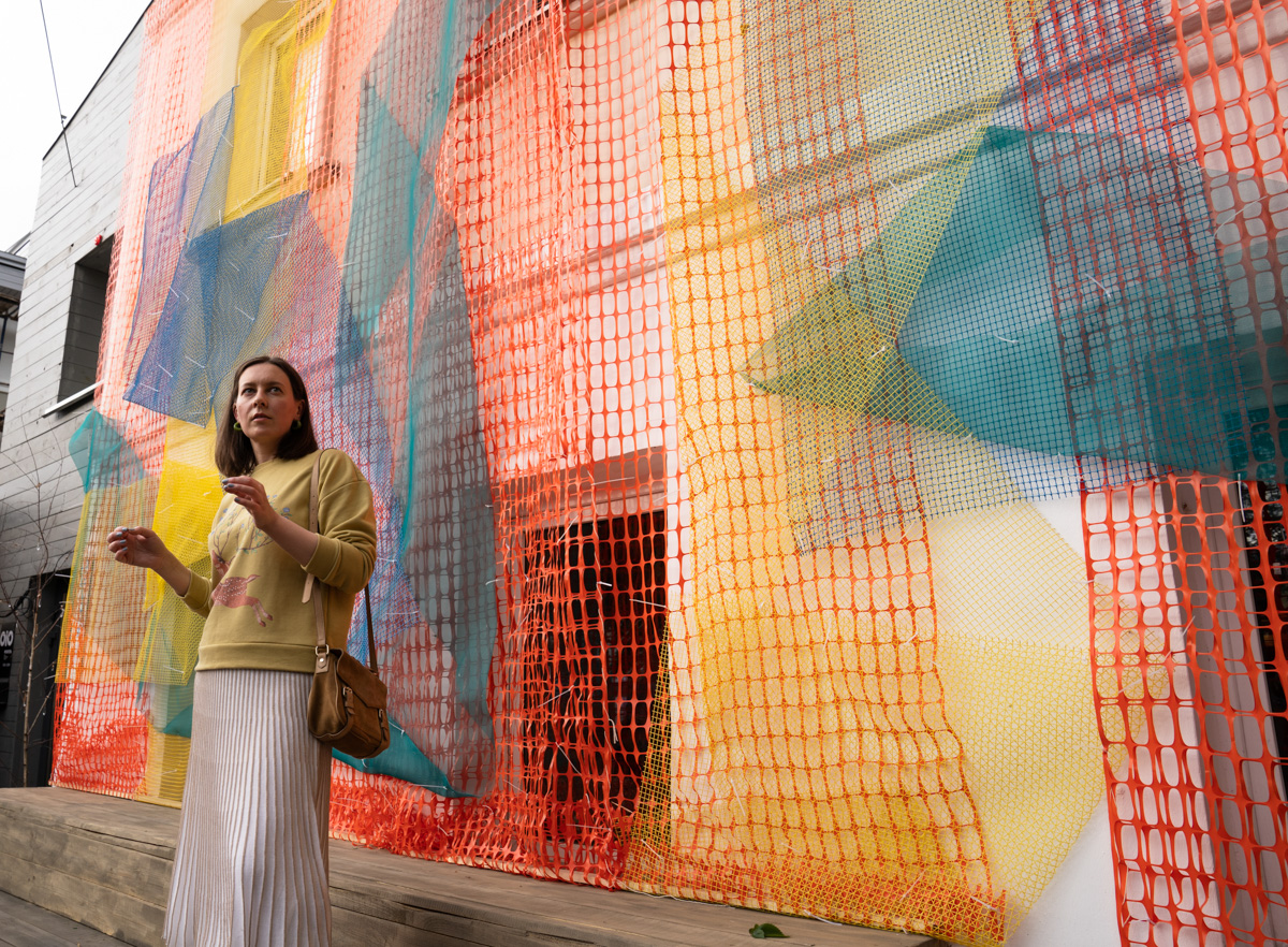 Поющий гобелен, неизвестная миру техника utugami, вышитые картины и вязаные дорожные знаки - все это экспонаты выставки современного текстиля «Закулисье».