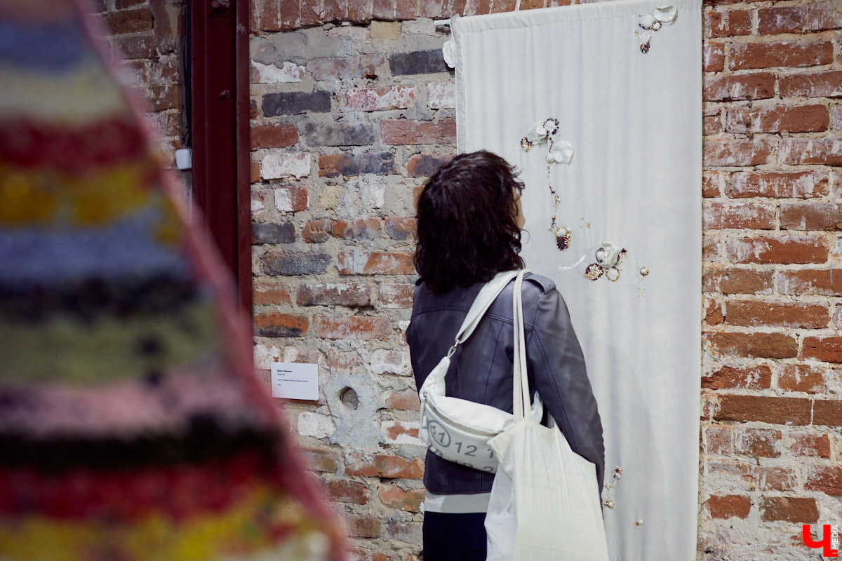 Поющий гобелен, неизвестная миру техника utugami, вышитые картины и вязаные дорожные знаки - все это экспонаты выставки современного текстиля «Закулисье».