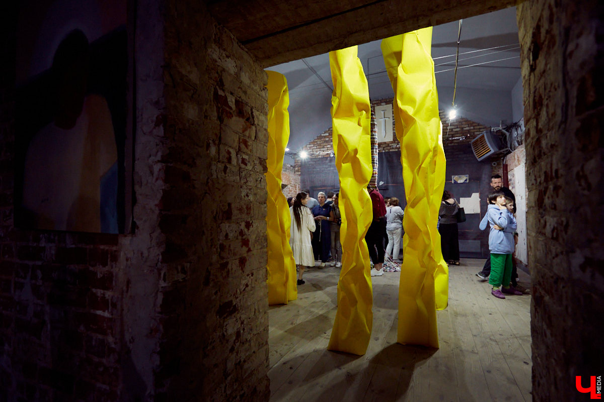 Поющий гобелен, неизвестная миру техника utugami, вышитые картины и вязаные дорожные знаки - все это экспонаты выставки современного текстиля «Закулисье».