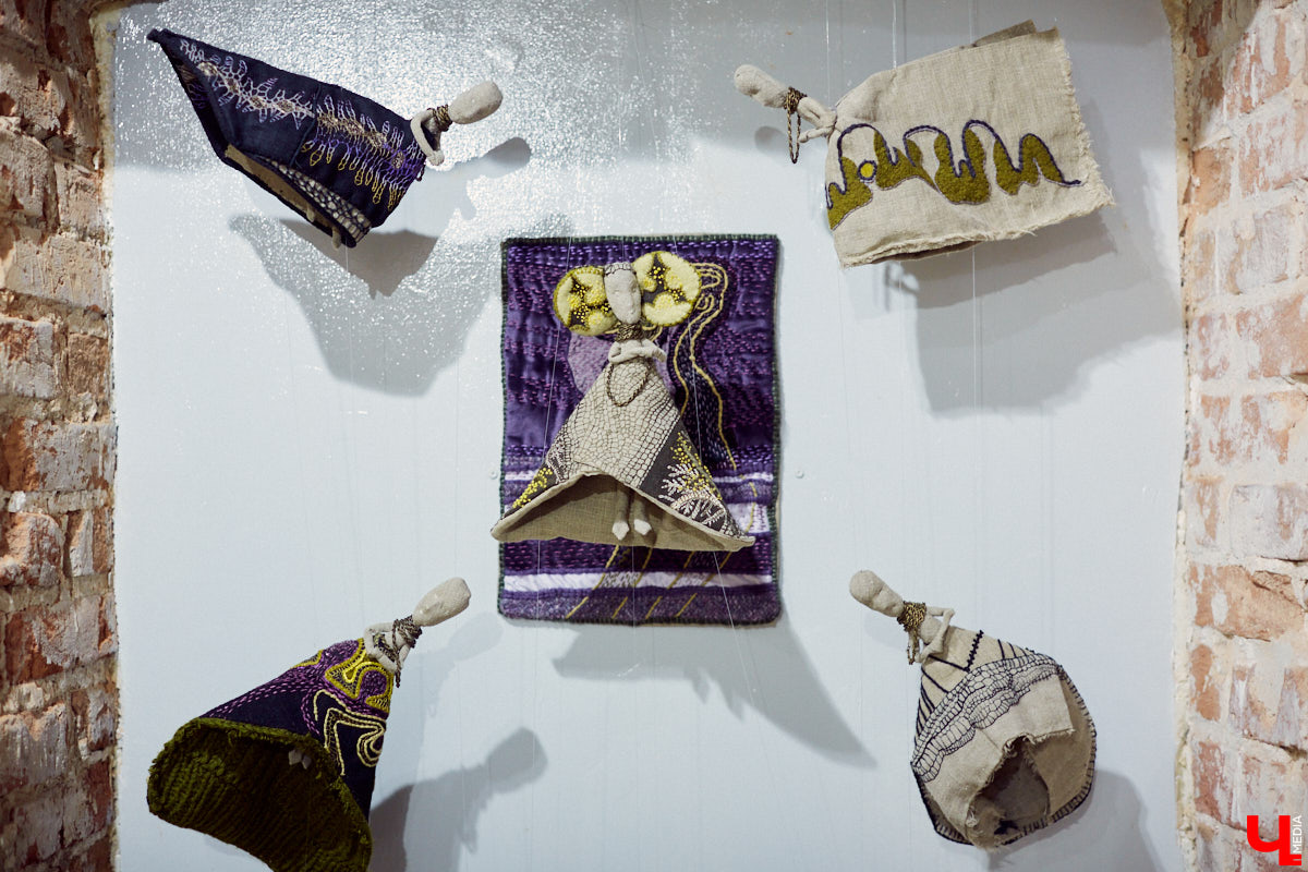 Поющий гобелен, неизвестная миру техника utugami, вышитые картины и вязаные дорожные знаки - все это экспонаты выставки современного текстиля «Закулисье».