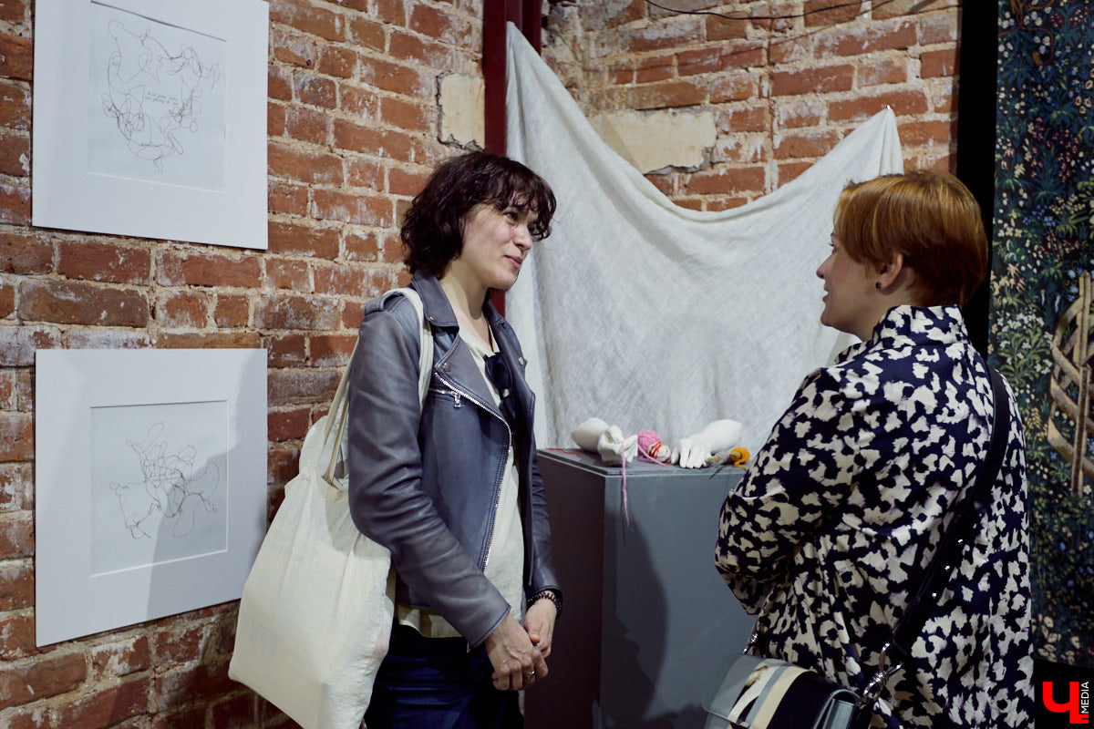 Поющий гобелен, неизвестная миру техника utugami, вышитые картины и вязаные дорожные знаки - все это экспонаты выставки современного текстиля «Закулисье».