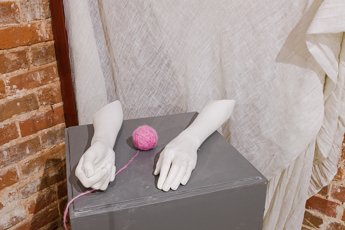 Поющий гобелен, неизвестная миру техника utugami, вышитые картины и вязаные дорожные знаки - все это экспонаты выставки современного текстиля «Закулисье».