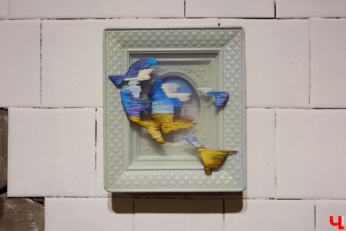 Поющий гобелен, неизвестная миру техника utugami, вышитые картины и вязаные дорожные знаки - все это экспонаты выставки современного текстиля «Закулисье».