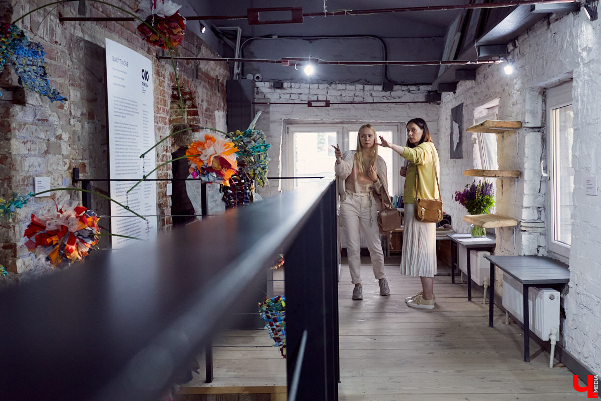 Поющий гобелен, неизвестная миру техника utugami, вышитые картины и вязаные дорожные знаки - все это экспонаты выставки современного текстиля «Закулисье».