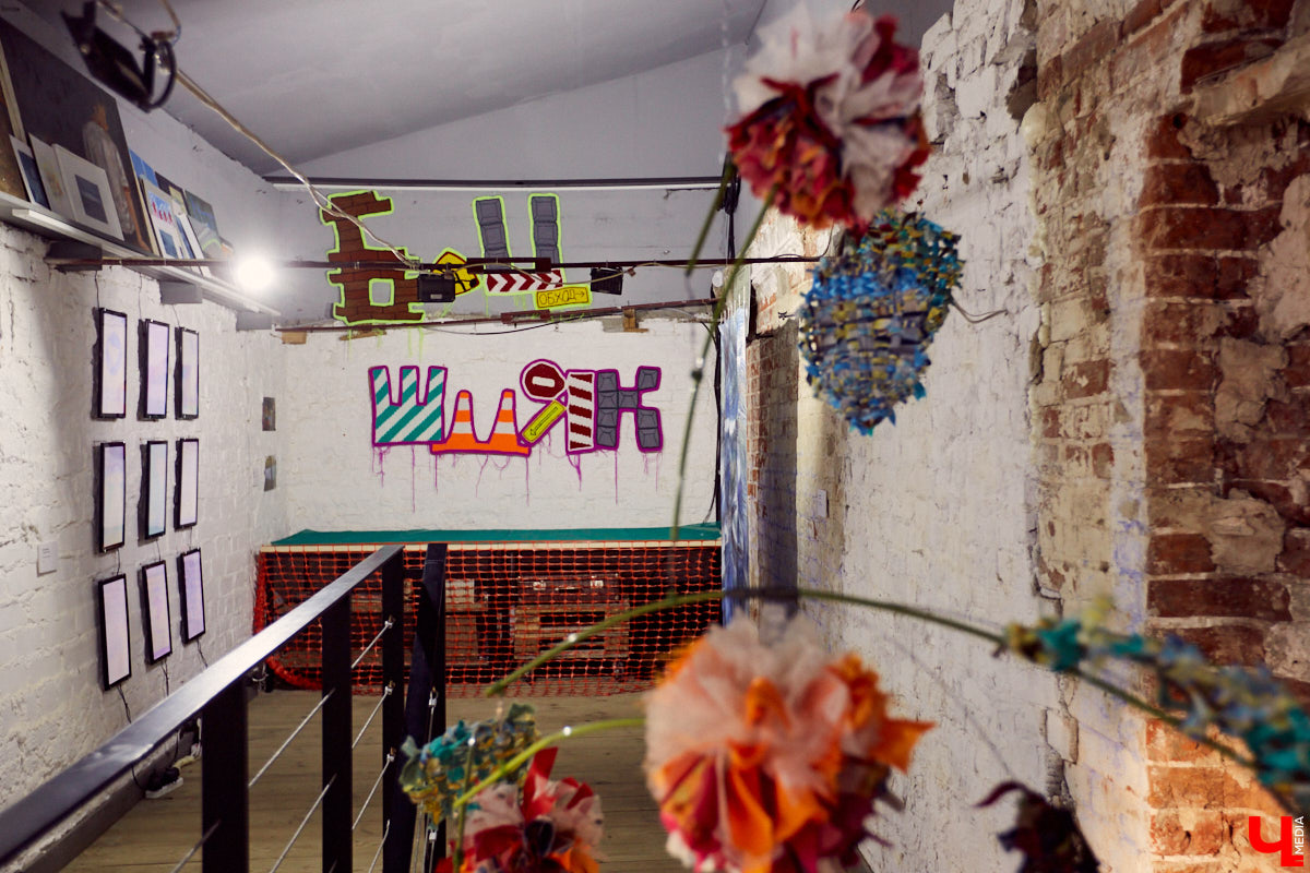 Поющий гобелен, неизвестная миру техника utugami, вышитые картины и вязаные дорожные знаки - все это экспонаты выставки современного текстиля «Закулисье».