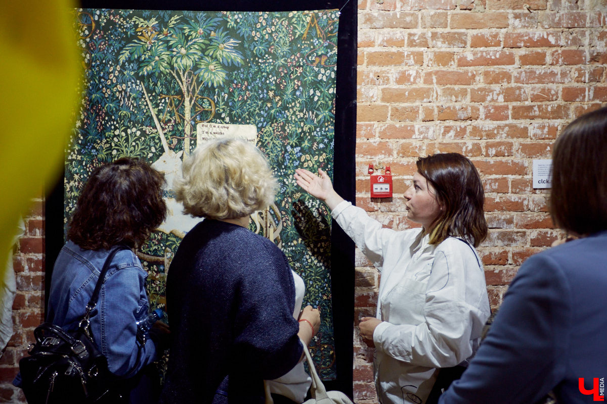 Поющий гобелен, неизвестная миру техника utugami, вышитые картины и вязаные дорожные знаки - все это экспонаты выставки современного текстиля «Закулисье».