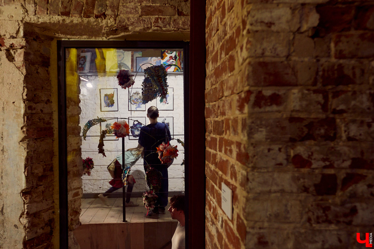 Поющий гобелен, неизвестная миру техника utugami, вышитые картины и вязаные дорожные знаки - все это экспонаты выставки современного текстиля «Закулисье».