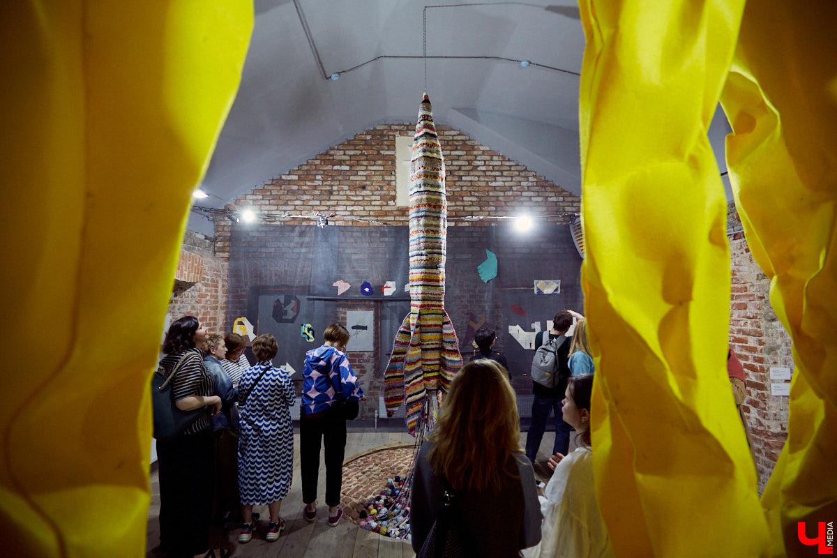 Поющий гобелен, неизвестная миру техника utugami, вышитые картины и вязаные дорожные знаки - все это экспонаты выставки современного текстиля «Закулисье».