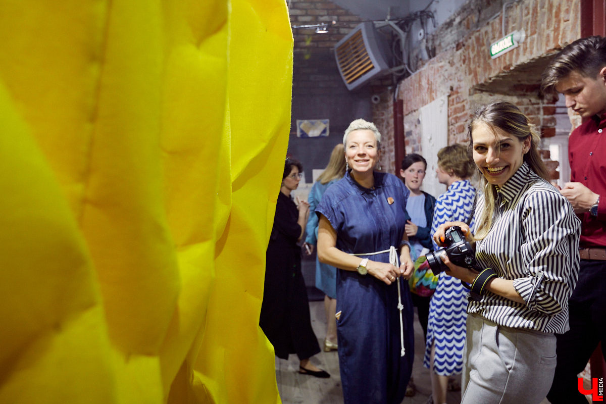 Поющий гобелен, неизвестная миру техника utugami, вышитые картины и вязаные дорожные знаки - все это экспонаты выставки современного текстиля «Закулисье».