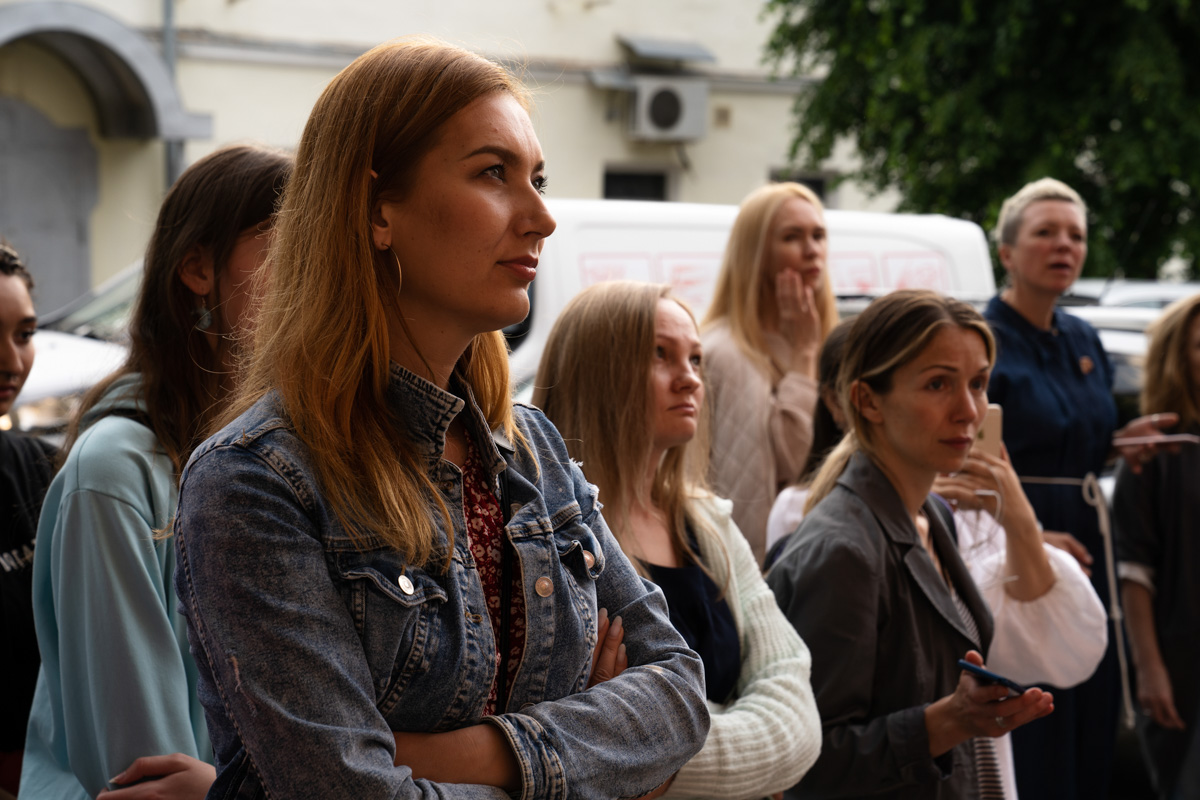 Поющий гобелен, неизвестная миру техника utugami, вышитые картины и вязаные дорожные знаки - все это экспонаты выставки современного текстиля «Закулисье».