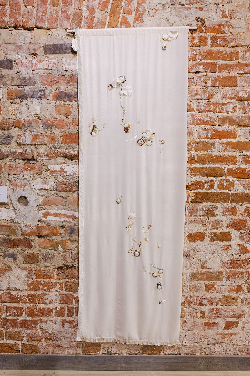 Поющий гобелен, неизвестная миру техника utugami, вышитые картины и вязаные дорожные знаки - все это экспонаты выставки современного текстиля «Закулисье».