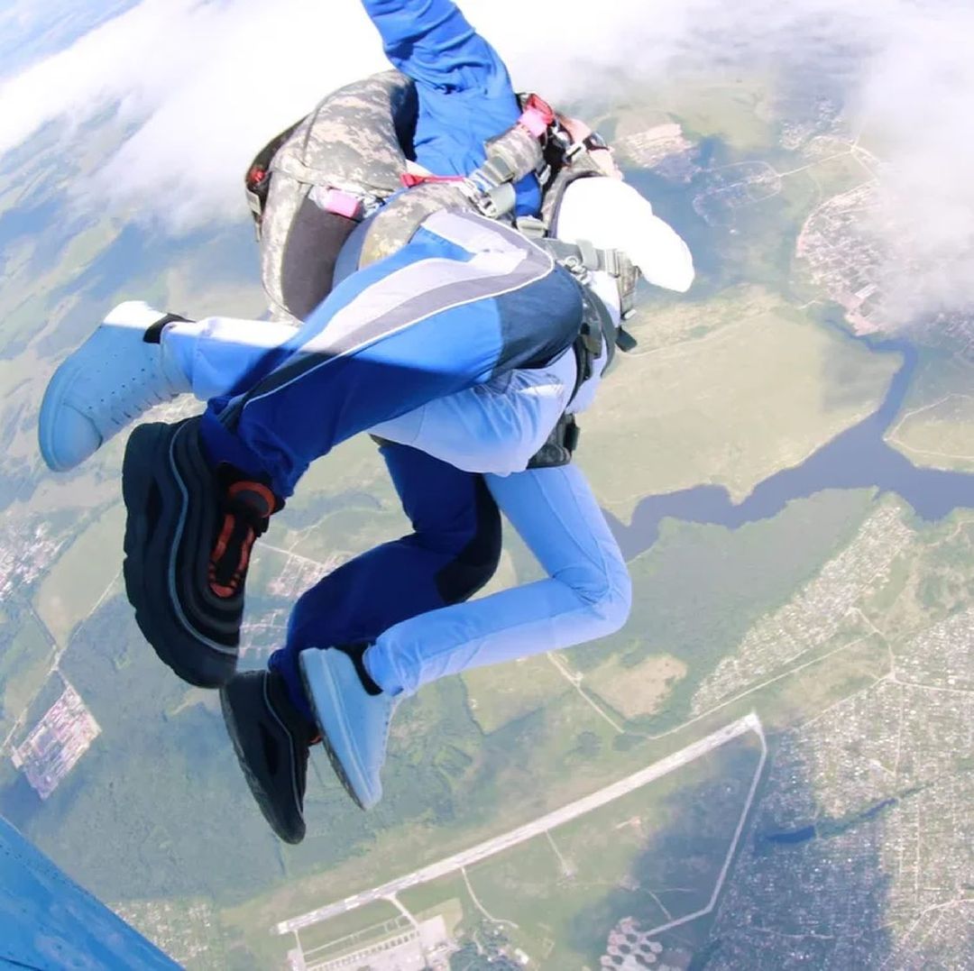 Поездки в Калининград и Петербург, танец в песках, выступление на «Уральских пельменях» и прыжок с парашютом: первый летний уикенд некоторых владимирцев прошел весьма насыщенно!