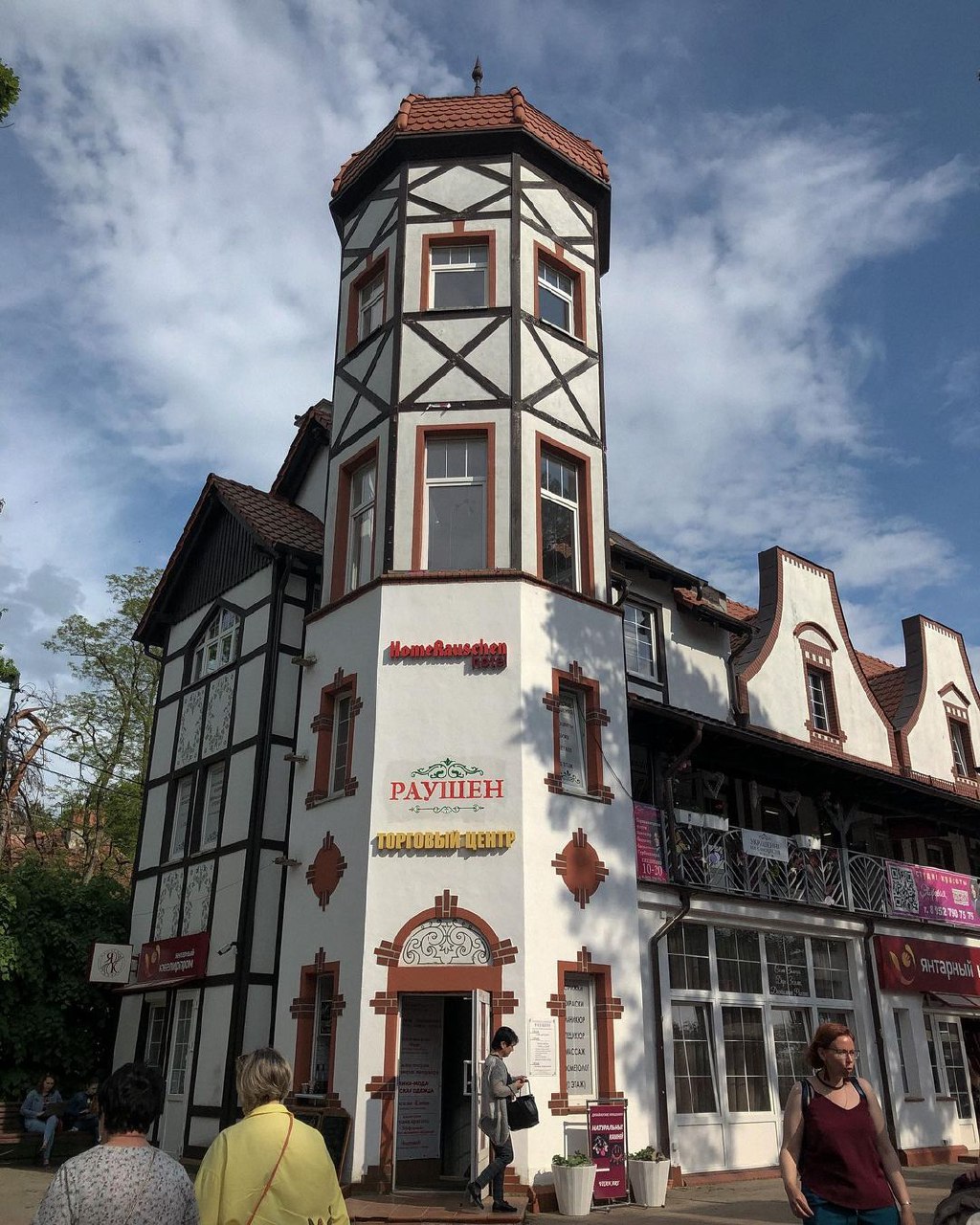 Поездки в Калининград и Петербург, танец в песках, выступление на «Уральских пельменях» и прыжок с парашютом: первый летний уикенд некоторых владимирцев прошел весьма насыщенно!