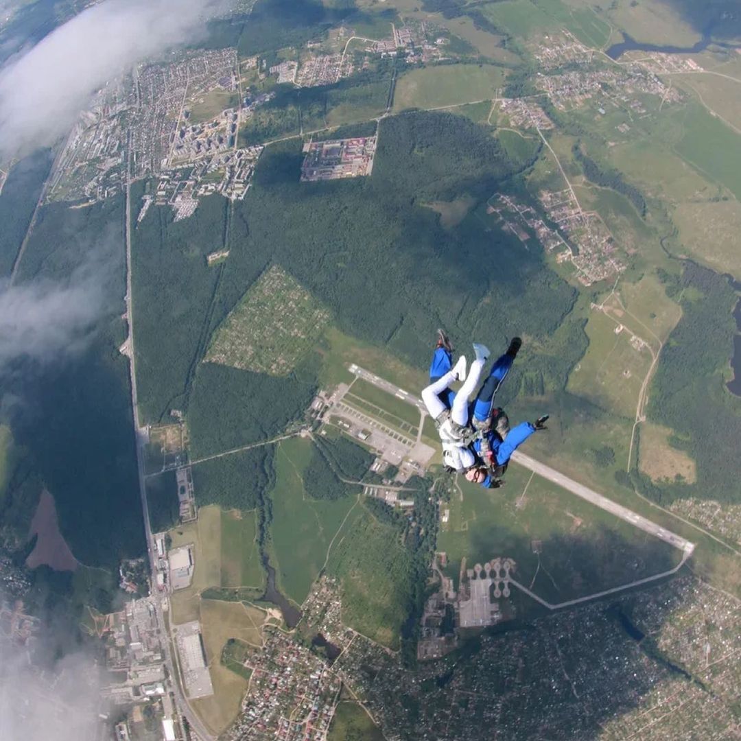 Поездки в Калининград и Петербург, танец в песках, выступление на «Уральских пельменях» и прыжок с парашютом: первый летний уикенд некоторых владимирцев прошел весьма насыщенно!