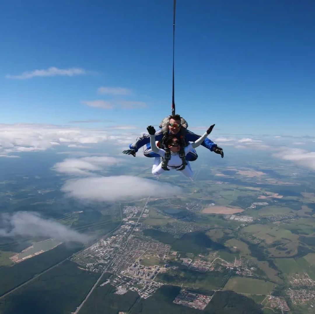 Поездки в Калининград и Петербург, танец в песках, выступление на «Уральских пельменях» и прыжок с парашютом: первый летний уикенд некоторых владимирцев прошел весьма насыщенно!